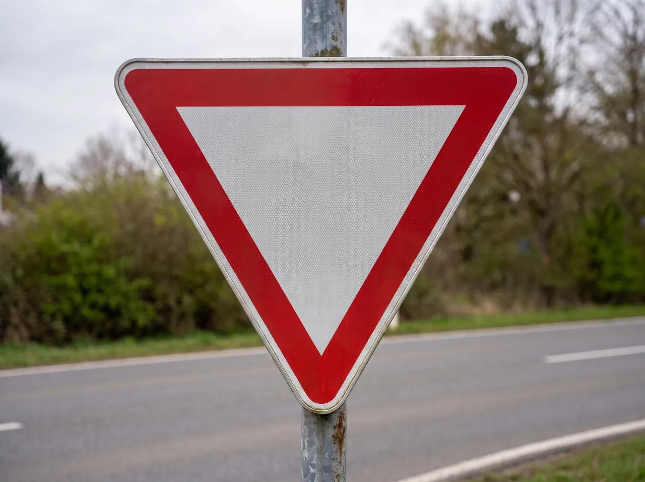 Gereinigtes Vorfahrt-gewähren-Schild – wieder klar erkennbar